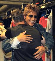 Shinjo reunites with Mets teammates